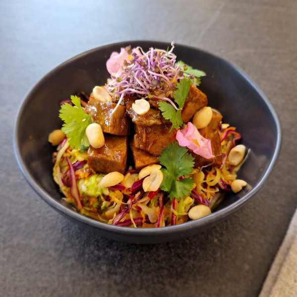 Asiatische Salate und Bowls 